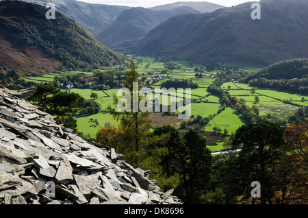 Déchets de mine d'ardoise en dessous du sommet de Castle Crag, vue sud à Borrowdale, Cumbria Rosthwaite, le Lake District. Octobre. Banque D'Images