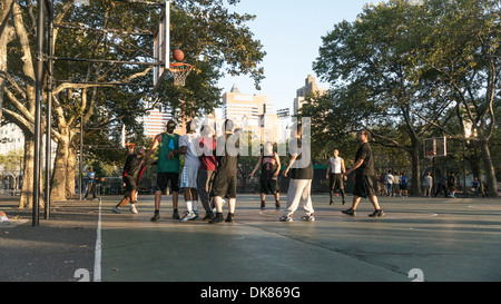 Tous les yeux sont sur ball naufrage en hoop aussi gracieuse joueur fait un score au cours de match de basket-ball de rue à DeWitt Clinton park Banque D'Images