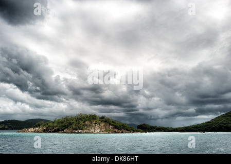 Nuages de tempête de Trunk Bay St John Îles Vierges américaines // ST JOHN, Îles Vierges américaines — des nuages de tempête se forment au-dessus de Trunk Bay sur St John dans les Îles Vierges américaines. Trunk Bay est l'une des plages les plus célèbres du parc national des îles Vierges, connue pour son sable blanc immaculé et ses eaux turquoises limpides. Le ciel spectaculaire ajoute une couche d'atmosphère au cadre paradisiaque tropical. Banque D'Images