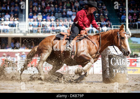 11 juillet 2011 - Calgary, Alberta, Canada - Barrel racer Crystal Shaw d'Edmonton, AB est en concurrence dans le cadre du Stampede de Calgary au Stampede Park à Calgary, Alberta, Canada. Shaw a terminé hors de l'argent avec un temps de 23,37. (Crédit Image : © Matt Cohen/ZUMAPRESS.com) Southcreek/mondial Banque D'Images