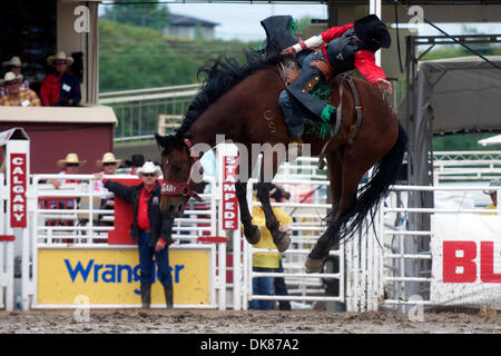 11 juillet 2011 - Calgary, Alberta, Canada - Dantan Bertsch de Coaldale, AB rides Tom Cat dame dans la division novice bareback au Stampede de Calgary, AB, Canada. (Crédit Image : © Matt Cohen/ZUMAPRESS.com) Southcreek/mondial Banque D'Images