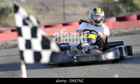 14 juillet 2011 - Albuquerque, NM, États-Unis - Francis Pagliuca arrondit le coin et se dirige vers le drapeau à damier à la route 66 karts sur l'avenue centrale Jeudi, Juillet,14. 2011. (Crédit Image : © Jim Thompson/Albuquerque Journal/ZUMAPRESS.com) Banque D'Images