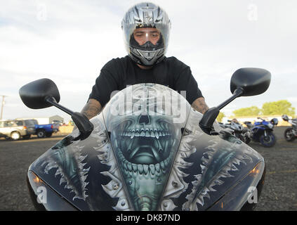 14 juillet 2011 - Albuquerque, NM, États-Unis - Jonathan Garcia a sa ruse Yamaha à vélo nuit à la route 66 karts. Jeudi, 14 juillet. 2011. (Crédit Image : © Jim Thompson/Albuquerque Journal/ZUMAPRESS.com) Banque D'Images