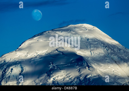 L'antarctique, Port Lockroy, lune se couche au-dessus du sommet du glacier, couverts de sommet de montagne le long de la péninsule Antarctique Banque D'Images