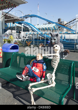 Jeune garçon effrayé, au Luna Park après l'Assemblée annuelle de l'Halloween de Coney Island Children's Parade à Brooklyn, New York, 2013. Banque D'Images