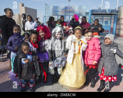 Enfants mug pour l'appareil photo lors de l'Assemblée annuelle de l'Halloween de Coney Island Children's Parade sur la promenade à Coney Island à Brooklyn. Banque D'Images