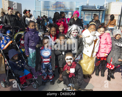 Enfants mug pour l'appareil photo lors de l'Assemblée annuelle de l'Halloween de Coney Island Children's Parade sur la promenade à Coney Island à Brooklyn. Banque D'Images