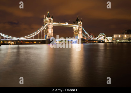 London Tower Bridge sur le coucher du soleil lumineux avec des couleurs différentes Banque D'Images