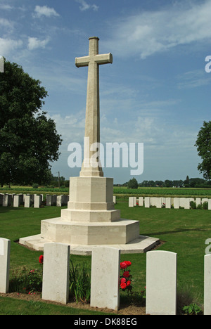 Croix du Sacrifice et pierres tombales au cimetière de WW1 Laventie, France Banque D'Images