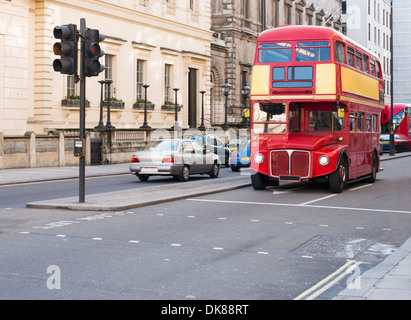 Red bus d'époque à Londres. Visite de la ville de Londres Banque D'Images