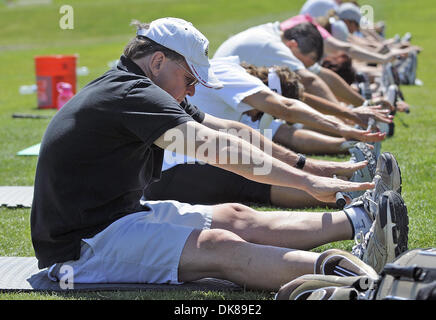 16 juillet 2011 - Albuquerque, Nouveau Mexique, États-Unis - Les participants à la boot camp de golf au Golf de Ladara passent par un exercice d'étirement. (Crédit Image : © Jim Thompson/Albuquerque Journal/ZUMAPRESS.com) Banque D'Images