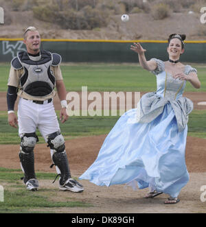 16 juillet 2011 - Alamogordo, Nouveau Mexique, États-Unis - White Sands Pupfish catcher ERNIE MUNOZ montres, SABRIA VASQUEZ, en costume comme Cendrillon, lance la première balle lors d'un match entre le Pupfish et le Carlsbad les chauves-souris. Vasquez était en costume pour promouvoir l'Alamogordo Musique Théâtre Théâtre de la production de Rodgers & Hammerstein's ''Cendrillon.' (image Crédit : © Greg Sorber/Albuque Banque D'Images