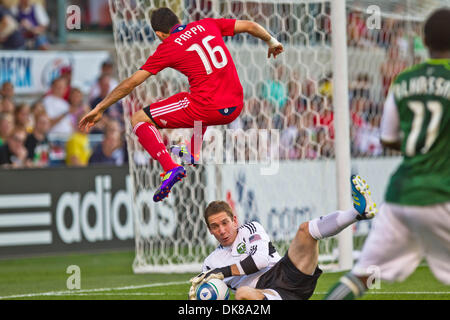 16 juillet 2011 - Bridgeview, Illinois, États-Unis - Chicago Fire le milieu de terrain Marco Pappa (16) sauts sur Portland Timbers le gardien Troy Perkins (1) après avoir fait l'enregistrer au cours de Perkins première moitié action du jeu entre la MLS Chicago Fire et les Timbers de Portland au Toyota Park de Bridgeview, IL. À la moitié de la tête de bois le feu 1-0. (Crédit Image : © Geoffrey Siehr/Southcreek Glob Banque D'Images