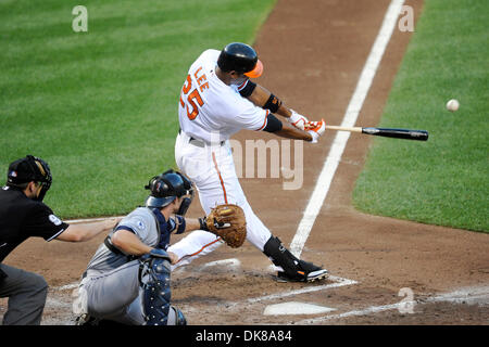 16 juillet 2011 - Baltimore, Maryland, États-Unis - Baltimore Orioles baseball Derrek Lee (25) est en contact au cours d'un match entre les Indians de Cleveland et les Orioles de Baltimore Orioles, le vaincu les Indiens 6-5 (crédit Image : © Racine TJ/global/ZUMApress.com) Southcreek Banque D'Images