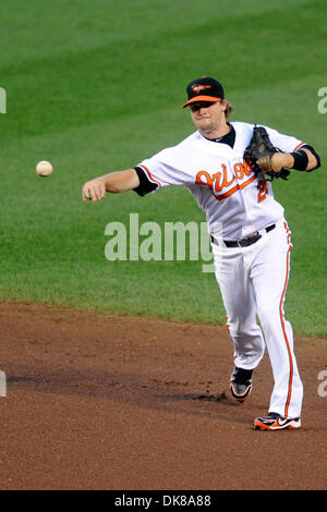 16 juillet 2011 - Baltimore, Maryland, États-Unis - Baltimore Orioles baseball Blake Davis (28) throws à première lors d'un match entre les Indians de Cleveland et les Orioles de Baltimore Orioles, le vaincu les Indiens 6-5 (crédit Image : © Racine TJ/global/ZUMApress.com) Southcreek Banque D'Images