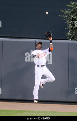 16 juillet 2011 - Baltimore, Maryland, États-Unis - Baltimore Orioles Outfielder Adam Jones (10) sauts pour un ballon lors d'un match entre les Indians de Cleveland et les Orioles de Baltimore Orioles, le vaincu les Indiens 6-5 (crédit Image : © Racine TJ/global/ZUMApress.com) Southcreek Banque D'Images