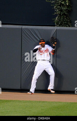 16 juillet 2011 - Baltimore, Maryland, États-Unis - Baltimore Orioles Outfielder Adam Jones (10) s'écrase dans le mur après avoir fait un saut lors d'un jeu de capture entre les Indians de Cleveland et les Orioles de Baltimore Orioles, le vaincu les Indiens 6-5 (crédit Image : © Racine TJ/global/ZUMApress.com) Southcreek Banque D'Images