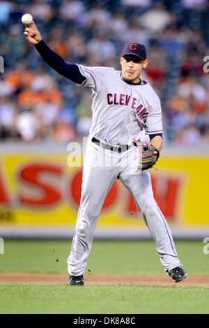 16 juillet 2011 - Baltimore, Maryland, États-Unis - Cleveland Indians Baseball Asdrubal Cabrera (13) throws à première lors d'un match entre les Indians de Cleveland et les Orioles de Baltimore Orioles, le vaincu les Indiens 6-5 (crédit Image : © Racine TJ/global/ZUMApress.com) Southcreek Banque D'Images