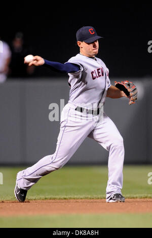 16 juillet 2011 - Baltimore, Maryland, États-Unis - Cleveland Indians Baseball Asdrubal Cabrera (13) throws à première lors d'un match entre les Indians de Cleveland et les Orioles de Baltimore Orioles, le vaincu les Indiens 6-5 (crédit Image : © Racine TJ/global/ZUMApress.com) Southcreek Banque D'Images