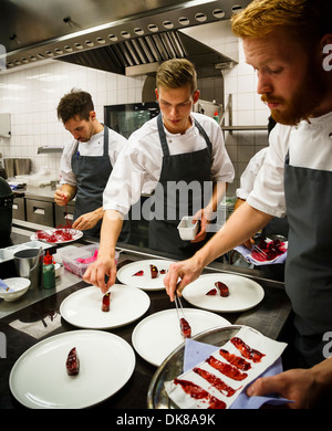 Cuisiniers à l'œuvre dans la cuisine du Restaurant AOC, Copenhague, Danemark. Banque D'Images