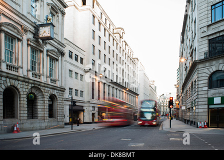 Red Bus en mouvement dans la ville de Londres le buildingd contemporain Banque D'Images