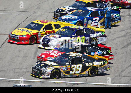 17 juillet 2011 - Loudon, New Hampshire, États-Unis - Les pilotes commencent à quitter les stands pour commencer le Lenox Industrial Tools 301 course sur le New Hampshire Motor Speedway. (Crédit Image : © Mark Fort/global/ZUMAPRESS.com) Southcreek Banque D'Images