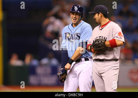 17 juillet 2011 - St.Petersburg, Floride, États-Unis - Tampa Bay Rays de troisième but Evan Longoria (3) discute avec les Red Sox de Boston de premier but Adrian Gonzalez (28) pendant le match entre les Rays de Tampa Bay et les Red Sox de Boston au Tropicana Field. Les équipes sont à égalité 0 - 0 (Crédit Image : © Luke Johnson/ZUMApress.com) Southcreek/mondial Banque D'Images