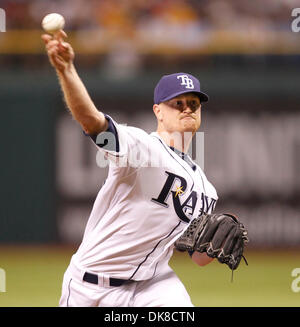 Le 18 juillet 2011 - St Petersburg, FL, USA - JAMES | BORCHUCK 340790 fois.SP  BORC rayons x (07/18/11) (St. Petersburg, FL) Alex Cobb fournit dans la première pendant les rayons match contre les Yankees de New York au Tropicana Field à Saint-Pétersbourg Lundi, Juillet 18, 2011. [JAMES] BORCHUCK, fois (crédit Image : © St. Petersburg Times/ZUMAPRESS.com) Banque D'Images