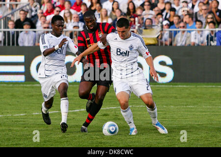 Le 18 juillet 2011 - Vancouver, Colombie-Britannique, Canada - # 28 Whitecaps Gershon Koffie et # 2 Michael Boxall ont plein les bras contre Manchester # 42 Yaya Toure Manchester City a gagné avec un score de 3-1 au match lundi soir à l'Empire Field à Vancouver. (Crédit Image : © James Healey/ZUMAPRESS.com) Southcreek/mondial Banque D'Images