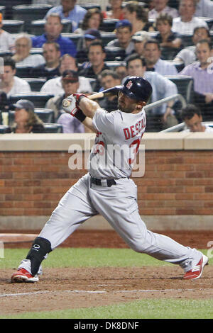 19 juillet 2011 - Flushing, New York, United States of America - St. Louis Cardinals de troisième but Daniel Descalso (33) hits un simple au champ gauche contre les Mets de New York au cours de la huitième manche au Citi Field, rinçage, dans l'état de la Nouvelle York Mets a vaincu les Cardinals de Saint-Louis 4-2. (Crédit Image : © Debby Wong/ZUMAPRESS.com) Southcreek/mondial Banque D'Images