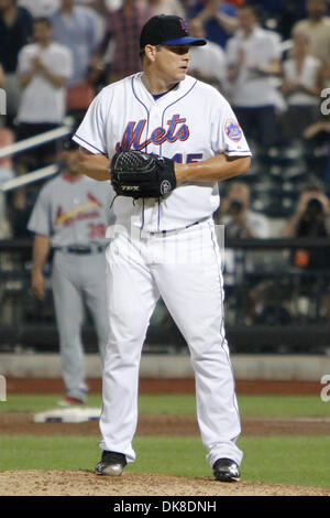 19 juillet 2011 - Flushing, New York, United States of America - New York Mets relief pitcher Jason Isringhausen (45) emplacements pendant la neuvième manche contre les Cardinals de Saint-Louis au Citi Field, rinçage, dans l'état de la Nouvelle York Mets a vaincu les Cardinals de Saint-Louis 4-2. (Crédit Image : © Debby Wong/ZUMAPRESS.com) Southcreek/mondial Banque D'Images