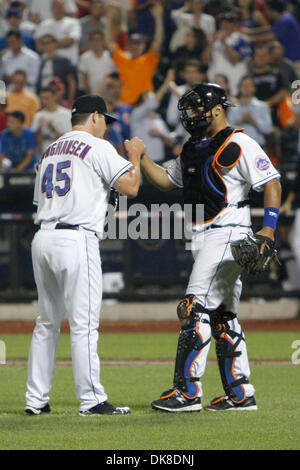 19 juillet 2011 - Flushing, New York, United States of America - New York Mets catcher Ronny Paulino (L9) félicite le Nouveau York Mets relief pitcher Jason Isringhausen (45) après avoir enregistré le match contre les Cardinals de Saint-Louis au Citi Field, rinçage, dans l'état de la Nouvelle York Mets a vaincu les Cardinals de Saint-Louis 4-2. (Crédit Image : © Debby Wong/ZUMAPRESS.com) Southcreek/mondial Banque D'Images