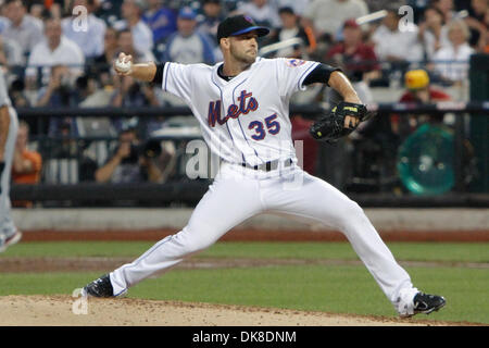 19 juillet 2011 - Flushing, New York, United States of America - New York Mets le lanceur partant Dillon Gee (35) emplacements contre les Cardinals de Saint-Louis au cours de la cinquième manche au Citi Field, rinçage, dans l'état de la Nouvelle York Mets a vaincu les Cardinals de Saint-Louis 4-2. (Crédit Image : © Debby Wong/ZUMAPRESS.com) Southcreek/mondial Banque D'Images