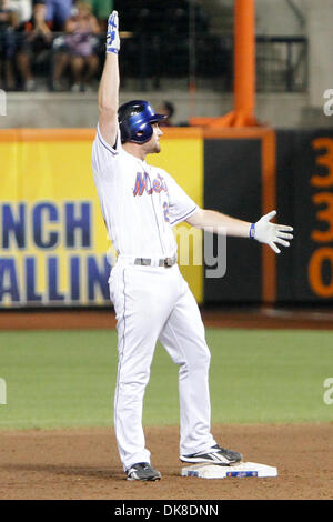 19 juillet 2011 - Flushing, New York, United States of America - New York Mets joueur Daniel Murphy (28) des signaux à l'étang-réservoir après avoir doublé au champ centre profond au cours de la cinquième manche contre les Cardinals de Saint-Louis au Citi Field, rinçage, dans l'état de la Nouvelle York Mets a vaincu les Cardinals de Saint-Louis 4-2. (Crédit Image : © Debby Wong/ZUMAPRESS.com) Southcreek/mondial Banque D'Images