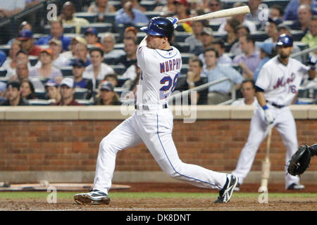 19 juillet 2011 - Flushing, New York, United States of America - New York Mets joueur Daniel Murphy (28) à double champ centre profond au cours de la cinquième manche contre les Cardinals de Saint-Louis au Citi Field, rinçage, dans l'état de la Nouvelle York Mets a vaincu les Cardinals de Saint-Louis 4-2. (Crédit Image : © Debby Wong/ZUMAPRESS.com) Southcreek/mondial Banque D'Images