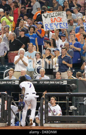 19 juillet 2011 - Flushing, New York, United States of America - Fans tenir les panneaux pour New York Mets l'arrêt-court Jose Reyes (7) lorsqu'il entrera dans l'étang-réservoir contre les Cardinals de Saint-Louis au cours de la cinquième manche au Citi Field, rinçage, dans l'état de la Nouvelle York Mets a vaincu les Cardinals de Saint-Louis 4-2. (Crédit Image : © Debby Wong/ZUMAPRESS.com) Southcreek/mondial Banque D'Images