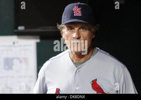 19 juillet 2011 - Flushing, New York, United States of America - St. Louis Cardinals manager Tony La Russa (10) dans l'étang au cours de la cinquième manche contre les Mets de New York au Citi Field, rinçage, dans l'état de la Nouvelle York Mets a vaincu les Cardinals de Saint-Louis 4-2. (Crédit Image : © Debby Wong/ZUMAPRESS.com) Southcreek/mondial Banque D'Images