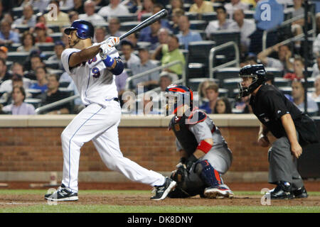 19 juillet 2011 - Flushing, New York, United States of America - New York Mets catcher Ronny Paulino (9) les célibataires à champ centre droit lors de la septième manche contre les Cardinals de Saint-Louis au Citi Field, rinçage, dans l'état de la Nouvelle York Mets a vaincu les Cardinals de Saint-Louis 4-2. (Crédit Image : © Debby Wong/ZUMAPRESS.com) Southcreek/mondial Banque D'Images