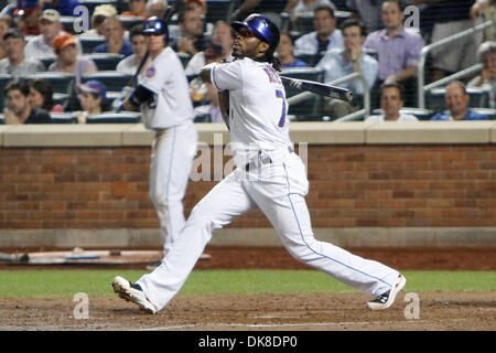 19 juillet 2011 - Flushing, New York, United States of America - New York Mets l'arrêt-court Jose Reyes (7) les célibataires à champ central lors de la cinquième manche contre les Cardinals de Saint-Louis au Citi Field, rinçage, dans l'état de la Nouvelle York Mets a vaincu les Cardinals de Saint-Louis 4-2. (Crédit Image : © Debby Wong/ZUMAPRESS.com) Southcreek/mondial Banque D'Images