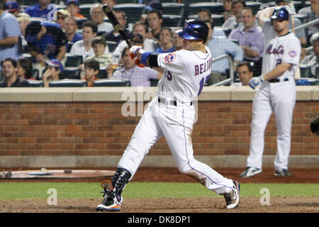 19 juillet 2011 - Flushing, New York, United States of America - New York Mets droit fielder Carlos Beltran (15) des célibataires au champ gauche au cours de la huitième manche contre les Cardinals de Saint-Louis au Citi Field, rinçage, dans l'état de la Nouvelle York Mets a vaincu les Cardinals de Saint-Louis 4-2. (Crédit Image : © Debby Wong/ZUMAPRESS.com) Southcreek/mondial Banque D'Images