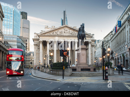 Red Bus en mouvement dans la ville de Londres le buildingd contemporain Banque D'Images