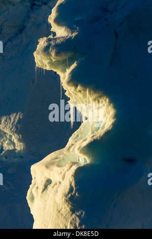 L'Antarctique, l'Île Petermann, réglage des feux de soleil de minuit de glaçons pendant le long Canal Lemaire iceberg Banque D'Images