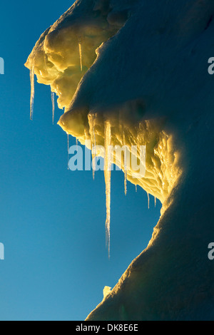 L'Antarctique, l'Île Petermann, réglage des feux de soleil de minuit de glaçons pendant le long Canal Lemaire iceberg Banque D'Images