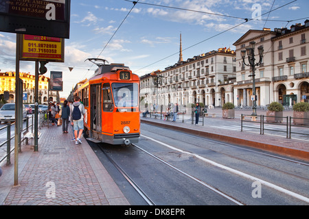 Les gens à bord d'un tram sur la Piazza Vittorio Veneto. Banque D'Images
