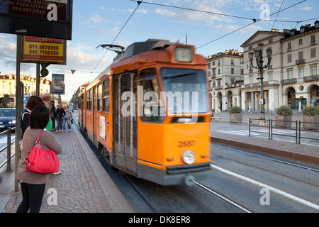 Les gens à bord d'un tram sur la Piazza Vittorio Veneto, Turin, Italie. Banque D'Images