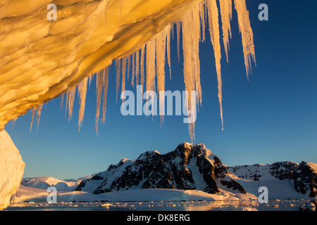 L'Antarctique, l'Île Petermann, réglage des feux de soleil de minuit de glaçons pendant le long Canal Lemaire iceberg massive Banque D'Images