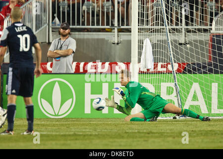 13 juillet 2011 - Foxborough, Massachuestts, U.S - Manchester United gardien Anders Lindegaard (34) bloque un tir au but dans la première moitié du match contre les New England Revolution. Manchester United a battu le New England Revolution 4 - 1. (Crédit Image : © Mark Fort/global/ZUMAPRESS.com) Southcreek Banque D'Images