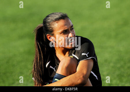 20 juillet 2011 : Le Western New York Flash défait les majicJack 3-1 à Sahlen's Stadium à Rochester, NY dans un Women's Professional Soccer (WPS) se rencontreront. Marta (# 10) se prépare à jouer le majicJack.(Image Crédit : © Alan Schwartz/Cal/ZUMAPRESS.com) Media Sport Banque D'Images