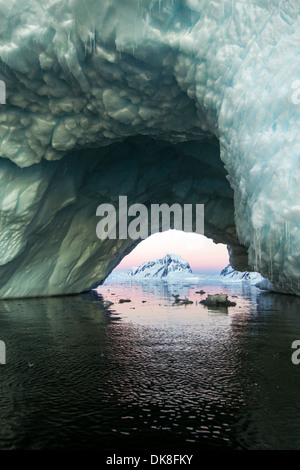 L'Antarctique, l'Île Petermann, montagnes lointaines encadrées par des iceberg près de Canal Lemaire au coucher du soleil sur soirée d'été Banque D'Images