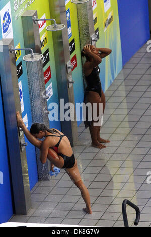 Jul 23, 2011 - Shanghai, Chine - IL ZI de Chine (à gauche) et Jennifer Abel, de Canada (à droite) douche off dans entre les plongées dans le tremplin de 3 mètres à la concurrence du monde de la FINA à Shanghai, Chine, le 23 juillet 2011. Ils ont tous deux reçu des médailles, terminé en deuxième et troisième place respectivement. (Crédit Image : © Breningstall ZUMAPRESS.com)/Jeremy Banque D'Images